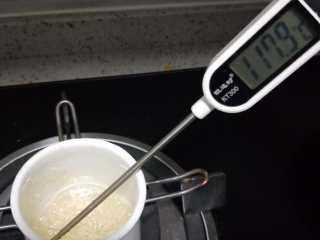 5、意式抹茶马卡龙（无色素版）,C水跟C白砂糖放入小奶锅中。静置小伙熬糖不要摇晃，摇晃会反沙的。熬制的温度117就可以离火了。提示: 熬糖在60度左右的时候就可以打发 B 蛋清和B白砂糖直到湿性发泡。