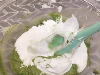 7、意式抹茶马卡龙（无色素版）,将以上打发好的蛋白霜分2到3次，慢慢混合到步骤四中。手法:切拌即可。