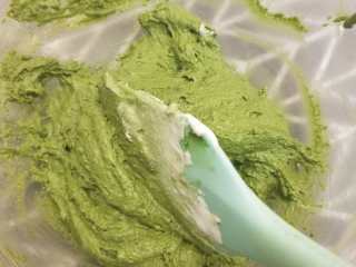 8、意式抹茶马卡龙（无色素版）,继续切拌到看不到所有的蛋白霜即可。