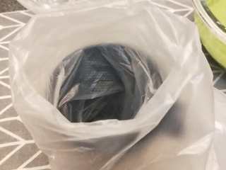 9、意式抹茶马卡龙（无色素版）,取一个加厚的裱花袋装入直径口约六毫米左右的圆形裱花嘴，放置杯中。