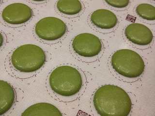 12、意式抹茶马卡龙（无色素版）,第二盘。这次的面糊调的比较好，几乎没有多余的小气泡，如果有小气泡的话，用牙签挑开即可。或者拍动烤盘底部。