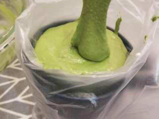 10、意式抹茶马卡龙（无色素版）,慢慢倒入面湖。尽量倒的均匀一点，以免中心产生空气，挤的时候会有空气产生。