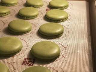 14、意式抹茶马卡龙（无色素版）,提前预热烤箱180度8分钟。再160度15分钟。漂亮的裙边。马卡龙的饼胚就做好了放凉备用。