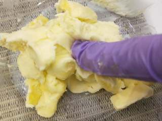 15、意式抹茶马卡龙（无色素版）,接着我们来做抹茶内陷。提前将黄油软化，用手指按下去的状态，有一个软软的坑即可。