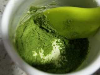 17、意式抹茶马卡龙（无色素版）,奶油小火加热60度，离火，倒入抹茶粉和白色巧克力搅拌均匀。降温到39度左右。