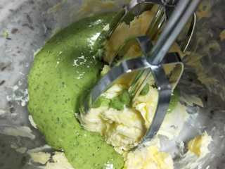 18、意式抹茶马卡龙（无色素版）,将以上液体分2次倒入已经打散的黄油中，每次打均匀再倒。