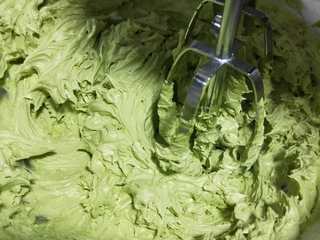 19、意式抹茶马卡龙（无色素版）,将内馅装入裱花袋。可以用裱花嘴也可以不用装圆形裱花咀，我是没有装的。取一个马卡龙外壳如图挤上抹茶内陷，再盖上一个大小相同的。