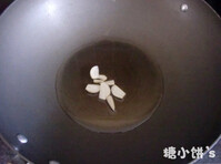 4、海鲜咖喱饭搭配玉米甜奶油,锅内放少许油。放入蒜片爆香