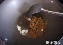 5、海鲜咖喱饭搭配玉米甜奶油,加入泡发好的干鲍鱼边炒香