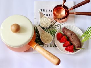 1、紫薯双米草莓粥,首先备齐所有的食材。
