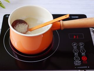 7、紫薯双米草莓粥,继续用中火慢慢炖煮20分钟。