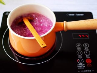 11、紫薯双米草莓粥,大火煮沸后,看见米粥汤汁浓稠时就可以关火了。