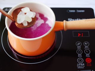 10、紫薯双米草莓粥,这个时候加入冰糖,继续用小火慢慢炖煮至冰糖融化后。