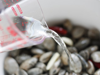 5、深夜食堂之酒蒸花蛤,然后一次性加入所有花蛤，并倒入100ml清酒