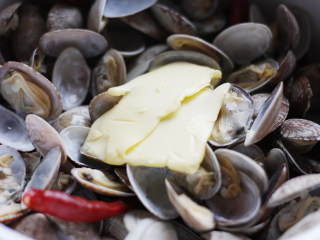 7、深夜食堂之酒蒸花蛤,等到花蛤全部开口后，加入15g黄油，搅拌使其融化均匀的融入汤汁