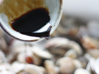 8、深夜食堂之酒蒸花蛤,加入一大勺生抽调味调色