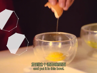 11、橙香米蛋糕,鸡蛋取蛋黄，放入橙味力娇酒，打匀；把橙皮磨碎，放一边