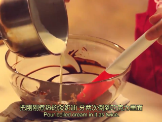 16、橙香米蛋糕,煮热的淡奶油，分两次倒到巧克力里面，在中心很小的范围搅拌画圈，而且搅拌的动作不能太大，否则容易产生气泡
