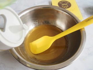 2、广式枣泥月饼,加入玉米油，搅拌均匀