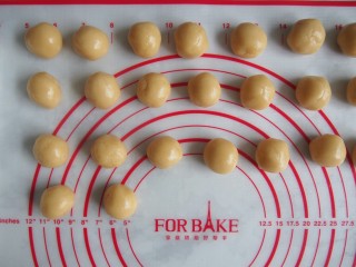 5、广式枣泥月饼,分成15g左右一个的小面团