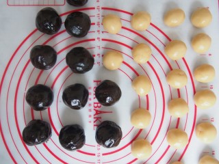 6、广式枣泥月饼,枣泥分成35克左右一个