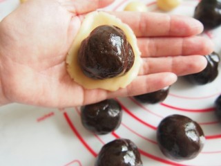 7、广式枣泥月饼,取一块面团压扁，放上枣泥馅