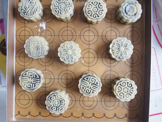 9、广式枣泥月饼,压出自己喜欢的花纹