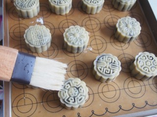11、广式枣泥月饼,取出刷上一层蛋液，继续烘烤20分钟左右上色即可