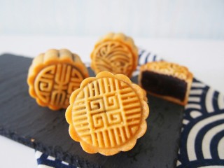 12、广式枣泥月饼,烤好的月饼密封保存两天回油即可