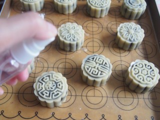 10、广式枣泥月饼,喷上一层清水，放入160度烤箱，中层上下火5分钟定型