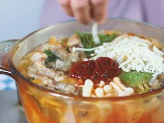 11、番茄芝士锅,加入芝士