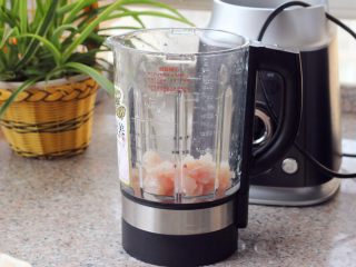 4、海苔龙利鱼卷,将龙利鱼倒入破壁机。启动搅拌程序先打30秒