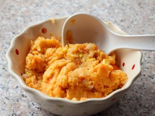 6、海苔龙利鱼卷,打好之后将鱼泥倒出来。