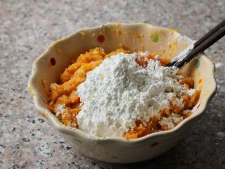 7、海苔龙利鱼卷,倒入20克玉米淀粉