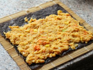 10、海苔龙利鱼卷,将调好的肉馅铺在海苔上。