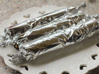 12、海苔龙利鱼卷,用锡纸包裹。