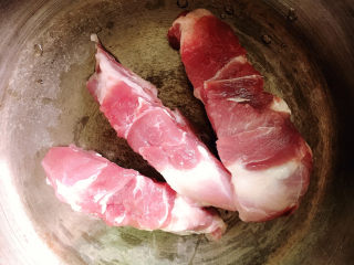 1、冬瓜薏米汤,猪骨冲洗干净。