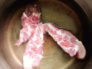 2、冬瓜薏米汤,加入清水