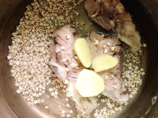 6、冬瓜薏米汤,加入姜片