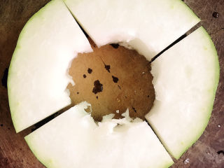 9、冬瓜薏米汤,切成大块