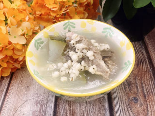 13、冬瓜薏米汤,装入碗中