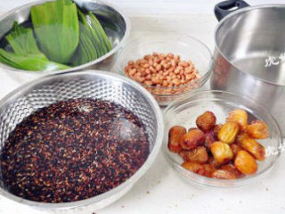 1、经典四角粽子包法详解，长寿米粽子 ,苇叶洗净，剪去两头，放开水中焯烫一下至全部变色就赶快捞出，洗干净后泡在冷水中待用。黑米、蜜枣、花生米分别洗净即可，都不用提前浸泡，因为在焖煮的过程中都会胀发，会让粽子更紧实有型，口感劲道，这跟有人会将粽子包好以后泡水再煮是一个道理。再准备个煮粽子的大锅，包好就依次摆放其中了。