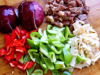 2、蚝油双椒牛肉贝壳面＋#面条变身计划#,准备食材：牛肉切成稍大点的丁，加盐，蛋清，生抽，淀粉抓匀腌制一会。洋葱切成小块，红椒和青椒切成菱形片，竹笋切薄片备用。