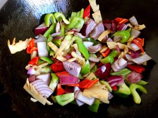 7、蚝油双椒牛肉贝壳面＋#面条变身计划#,然后再放入青红椒片翻炒片刻。