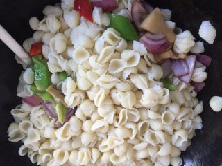 8、蚝油双椒牛肉贝壳面＋#面条变身计划#,倒入沥干水分的贝壳面。