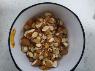 3、燕麦棒,切碎，不要太碎，留着颗粒就可以了