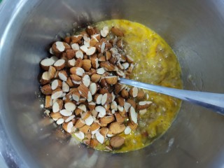 5、燕麦棒,打入鸡蛋，加入巴旦木搅拌均匀