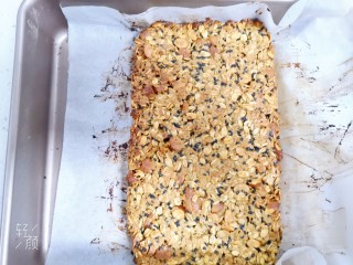 12、燕麦棒,送入预热好的烤箱，上下火180度烤25分钟