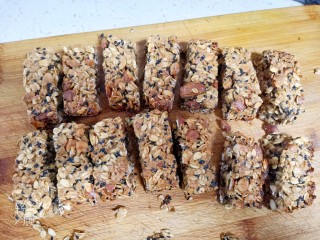 13、燕麦棒,烤好取出来晾凉切块即可