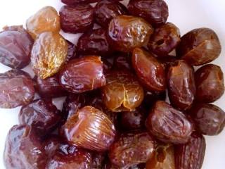 3、蜜枣粽子,蜜枣洗净后备用。